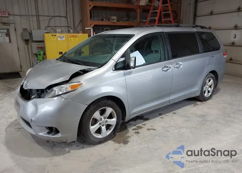 2012 Toyota Sienna Le V6 8 Passenger z USA, uszkodzony, nr VIN 5TDKK3DC1CS253502